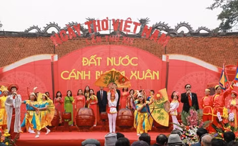 Sáng 22- 2, tại Văn Miếu – Quốc Tử Giám ( Hà Nội ) đã diễn ra Ngày thơ Việt Nam lần thứ XIV năm 2016.