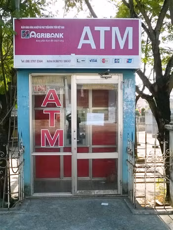 Trụ ATM bị trộm cắp chỉ nằm cách trụ sở Phòng Giao dịch Phú Long khoảng hơn 30m…
