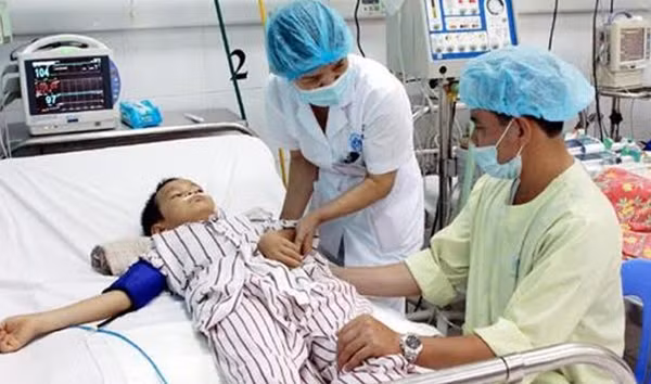 Trẻ bị mắc bệnh do virus Coxsackie đang được điều trị (ảnh: Dương Ngọc)
