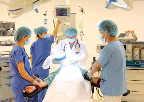 Cán bộ, nhân viên y tế nỗ lực nâng cao chất lượng phục vụ người bệnh. Ảnh: V.M.