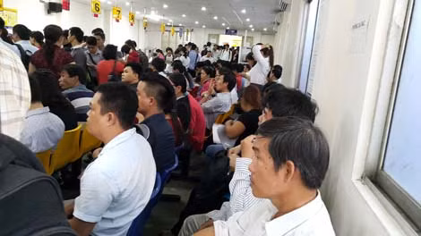 Đại diện DN chen chân chờ làm thủ tục tại Sở KH – ĐT TP Hồ Chí Minh một ngày trung tuần tháng 7.