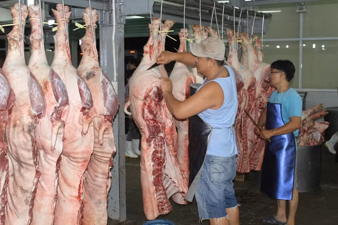 Người dân yên tâm sử dụng sản phẩm heo sạch tại các điểm bán có nguồn gốc rõ ràng