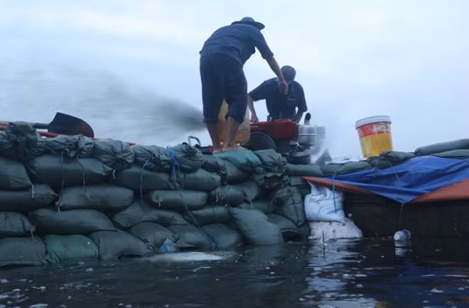 Bơm nước ra ngoài sông