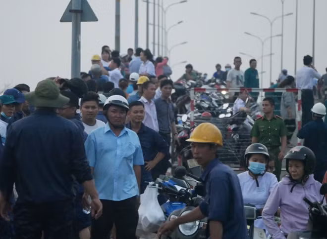 Nước ngập người dân không thể lưu thông