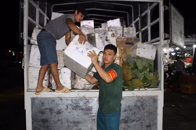 Trái cây phục vụ Tết được đưa từ Miền Tây về chợ Bình Điền