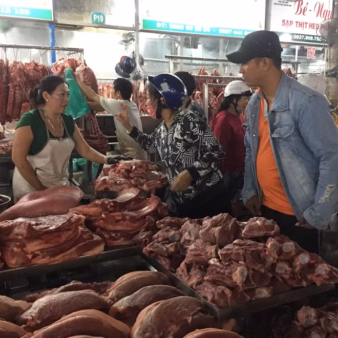 Thịt heo ở chợ đầu mối Hóc Môn được nhiều người chọn mua