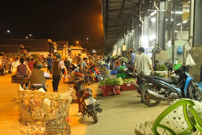 Khu vực trái cây đưa vào trong sạp chợ đầu mối Bình Điền