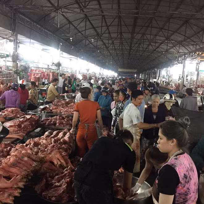 Khu vực bán thịt heo đông người mua bán
