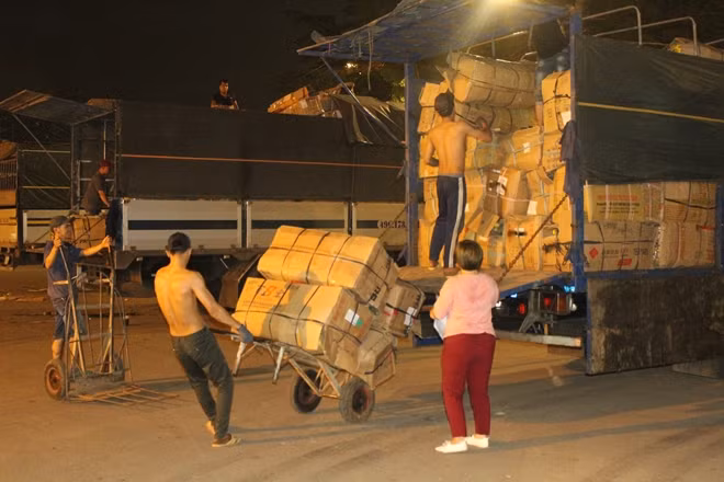 Sản phầm đang được đưa xuống khu vực nhà lồng bán hoa