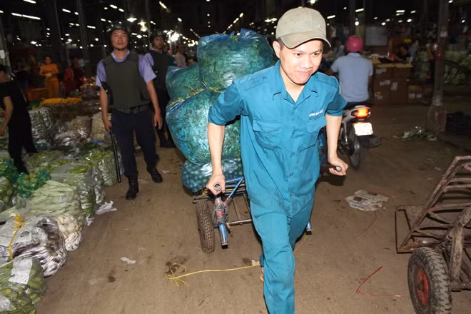 Nông sản đang được nhân viên bốc xếp trong vận chuyển cho người mua sỉ về bán lẻ