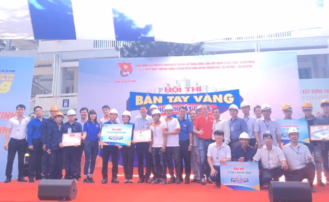 Ban Tổ chức cùng các đội nhận giải chụp hình lưu niệm