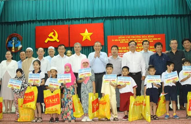 Đồng chí Phó Thủ tướng Thường trực Chính phủ cùng lãnh đạo thành phố, Báo CAND và các Mạnh thường quân tặng quà cho học sinh dân tộc Chăm