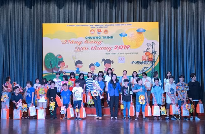 Lãnh đạo Uỷ ban MTTQ Việt Nam thành phố và Thành đoàn trao tặng quà cho trẻ em