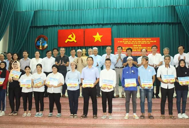 Đồng chí Phó Thủ tướng Thường trực Chính phủ và các Mạnh thường quân tặng quà cho sinh viên dân tộc Chăm
