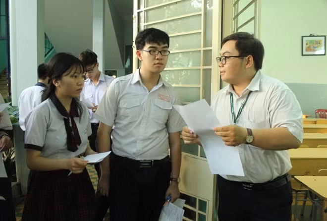 Thí sinh chuẩn bị vào phòng thi