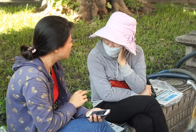 Hai phụ huynh tâm sự trong lúc chờ con thi