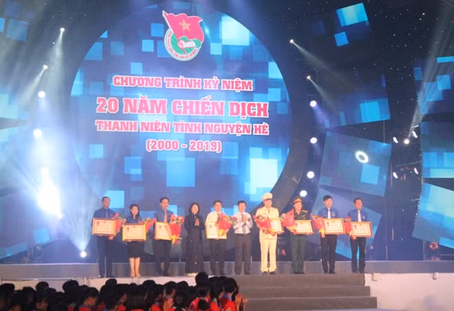 Trưởng Ban Tuyên giáo Trung ương Võ Văn Thưởng và Phó Chủ tịch nước Đặng Thị Ngọc Thịnh trao Huân chương Lao động hạng Ba cho các tập thể.