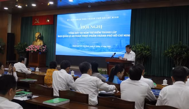 Chủ tịch UBND TP Hồ Chí Minh Nguyễn Thành Phong phát biểu tại hội nghị