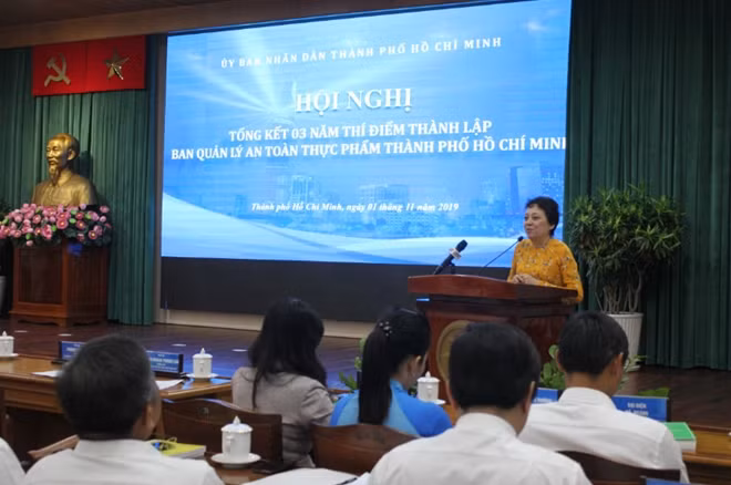 Bà Phạm Khánh Phong Lan, Trưởng ban Quản lý ATTP TP Hồ Chí Minh phát biểu