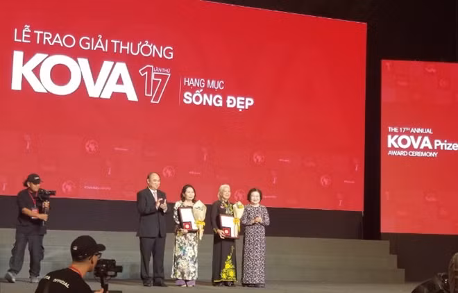 Luật sư Trần Thị Ngọc Nữ và bà Nguyễn Ngọc Điểu nhận giải ở hạng mục sống đẹp