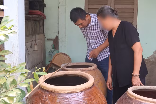 Trong lu đựng nước của người dân ở huyện Bình Chánh có lăng quăng