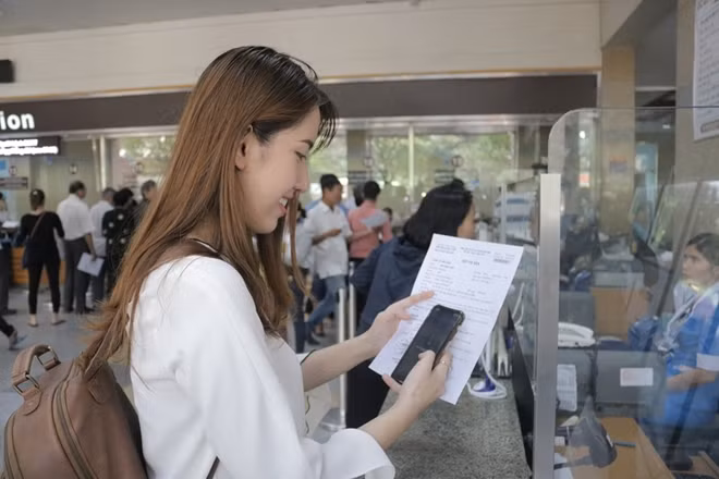 Người dân thanh toán viện phí qua Ví Momo
