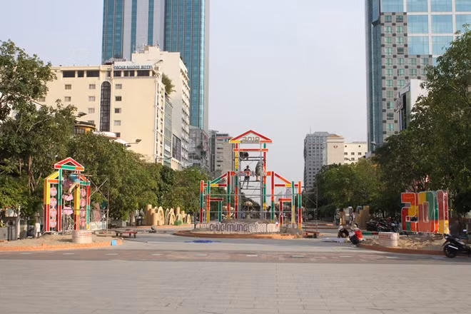 Cổng đường hoa ở vị trí trung tâm là đại gia đình Hợi đang dần hình thành