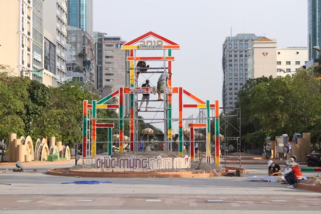 Chợ Bến Thành để gia đình nhà heo đi đến mua sắm Tết