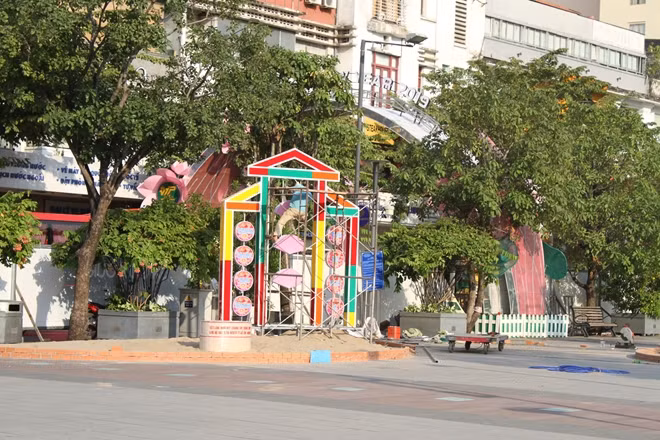 Cụm linh vật ở bên cổng đường hoa