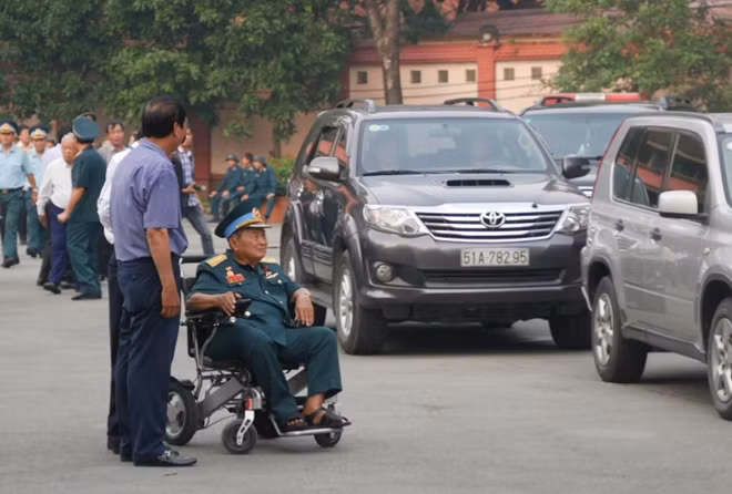 Đồng đội tiễn đưa Anh hùng Nguyễn Văn Bảy