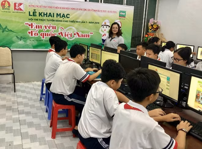 Thí sinh tham gia thi trực tuyến