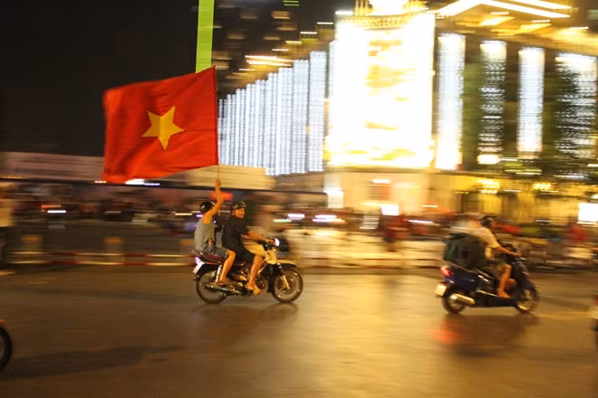 Cờ Tổ quốc tung bay khắp phố phường mừng chiến thắng
