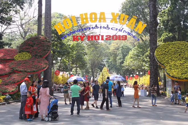 Hội hoa Xuân thu hút nhiều người đến tham quan