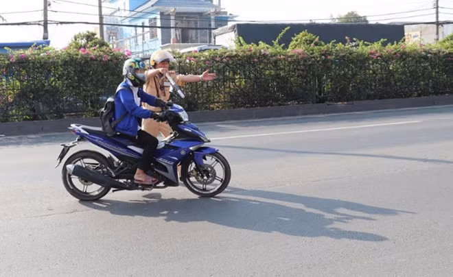Có CSGT nhưng người đi xe máy vẫn chạy vào làn đường ô tô