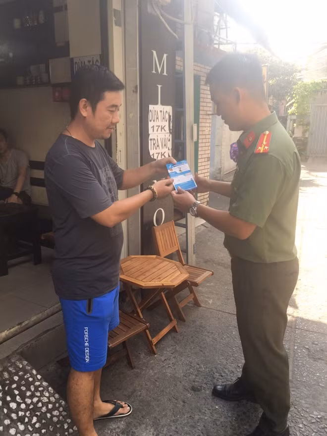 ĐVTN CATP Phát tờ rơi tuyên truyền đến người dân công tác phòng chống tội phạm