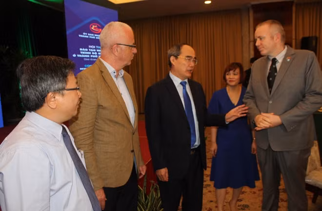 Đồng chí Nguyễn Thiện Nhân, Uỷ viên Bộ Chính trị, Bí thư Thành uỷ TP Hồ Chí Minh trao đổi với các nhà khoa học nước ngoại tại hội thảo