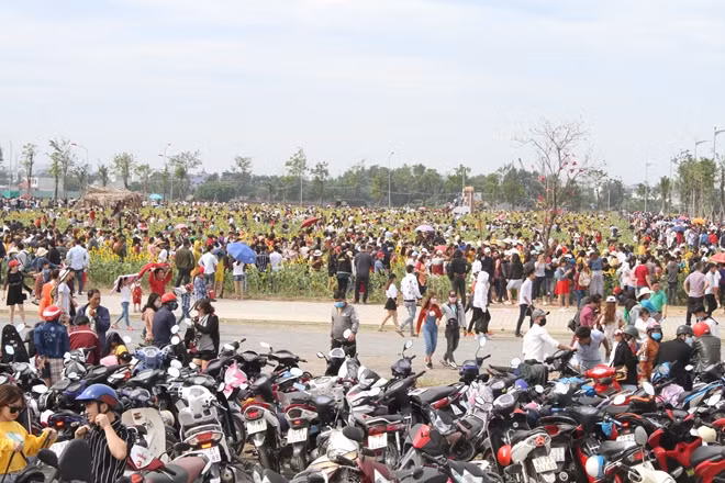 Bãi giữ xe đông kín.