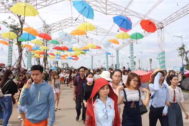 Những chiếc ô màu sắc sặc sỡ được trang trí khu vực cổng vào cánh đồng hoa cũng tạo điểm nhấn cho các bạn trẻ chụp ảnh.