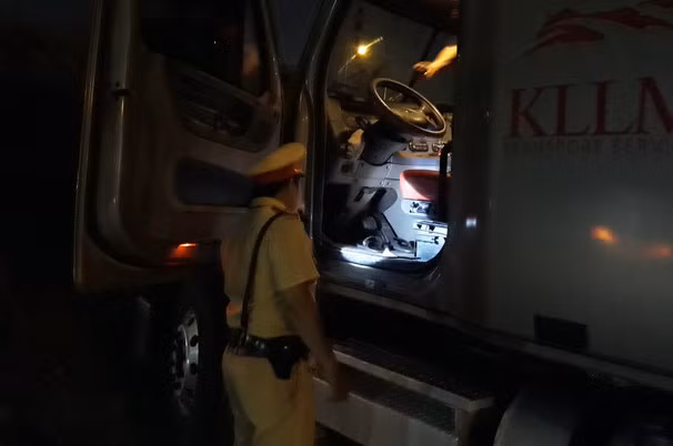 CSGT kiểm tra xe container ở chợ đầu mối Thủ Đức