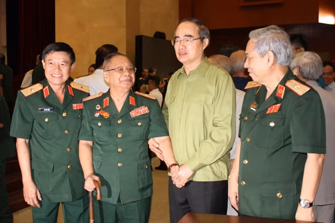 Đồng chí Nguyễn Thiện Nhân, Uỷ viên Bộ Chính trị, Bí thư Thành uỷ TP Hồ Chí Minh gặp gỡ cán bộ cao cấp quân đội nghỉ hưu