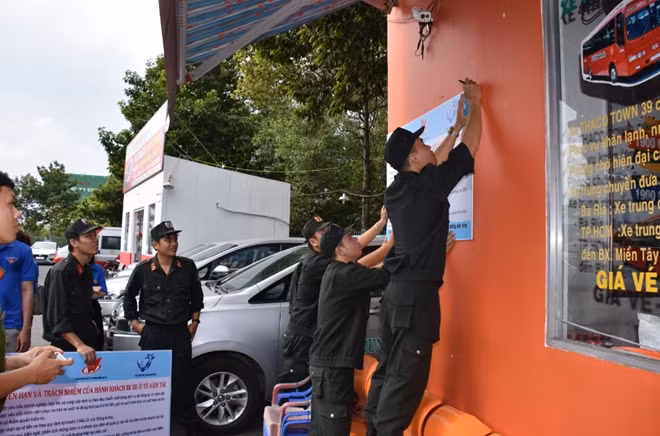 ĐVTN Công an tỉnh và Thành đoàn Bà Rịa ra quân gắn biển báo cung cấp đường dây nóng và tuyên truyền cho hành khách tại bến xe khách Bà Rịa.