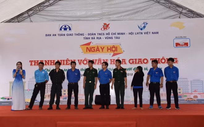 Thi tìm hiểu về Luật giao thông đường bộ, kiến thức giao thông, văn hóa giao thông tại ngày hội.