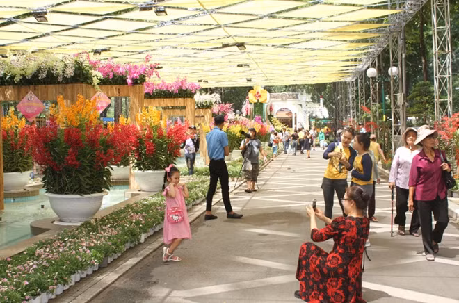 Du khách chụp ảnh lưu niệm tại Festival hoa lan