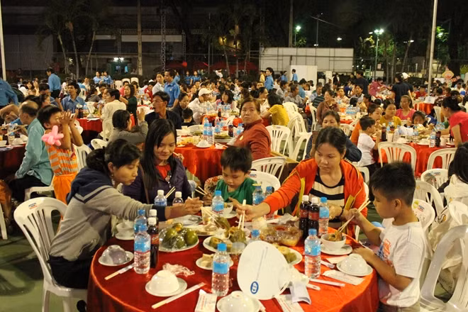 Các bé cũng háo hức đến dự chương trình cùng cha mẹ