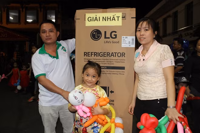 Gia đình anh Nguyễn Minh Ý, công nhân một công ty ở quận Bình Thạnh bốc thăm trúng thưởng giải nhất là chiếc tủ lạnh