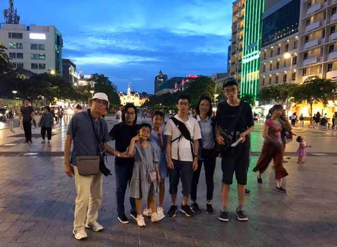 Cụ Oki cùng người thân tại phố đi bộ Nguyễn Huệ (quận 1, TP HCM) Cụ Oki cùng người thân tại phố đi bộ Nguyễn Huệ (quận 1, TP HCM)