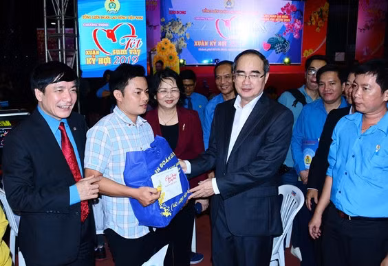 Các đồng chí lãnh đạo Đảng, Nhà nước, Tổng LĐLĐ Việt Nam và TP Hồ Chí Minh tặng quà cho gia đình công nhân tại chương trình Tết sum vầy 2019.