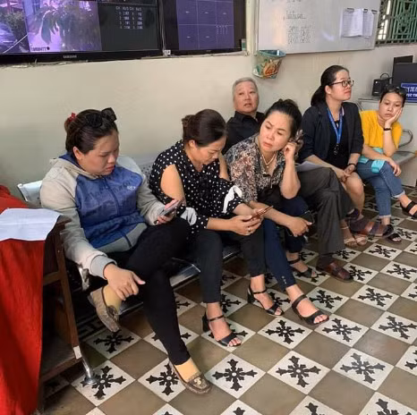 Nhiều nhà cung cấp nguyên liệu cho chuỗi nhà hàng Món Huế đến văn phòng công ty Món Huế đòi nợ nhưng không gặp chủ DN
