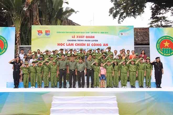 Học viên và phụ huynh chụp hình lưu niệm tại lễ xuất quân