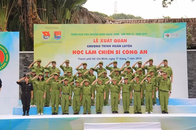 Học viên thực hiện động tác chào